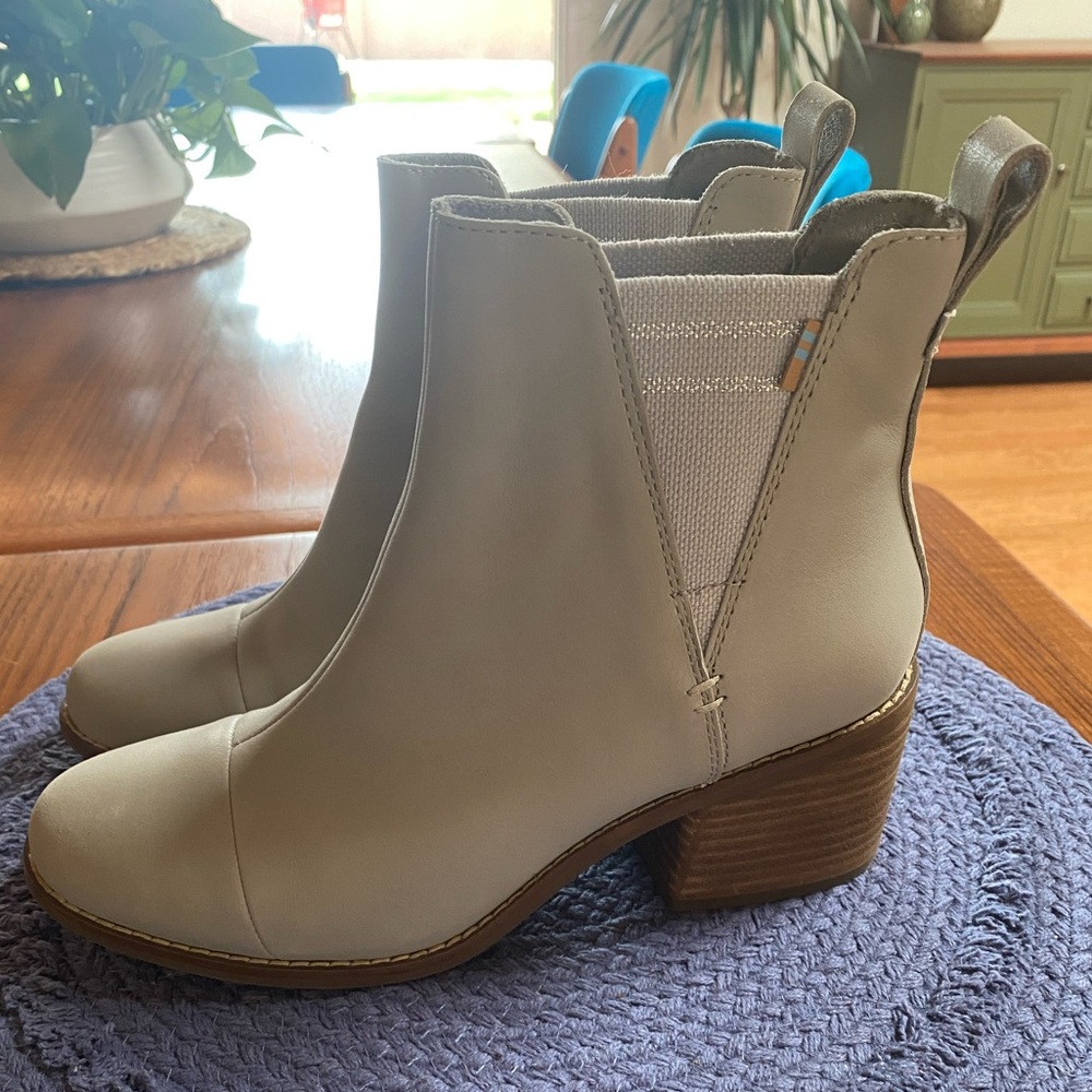 Light Grey Toms boot size 7